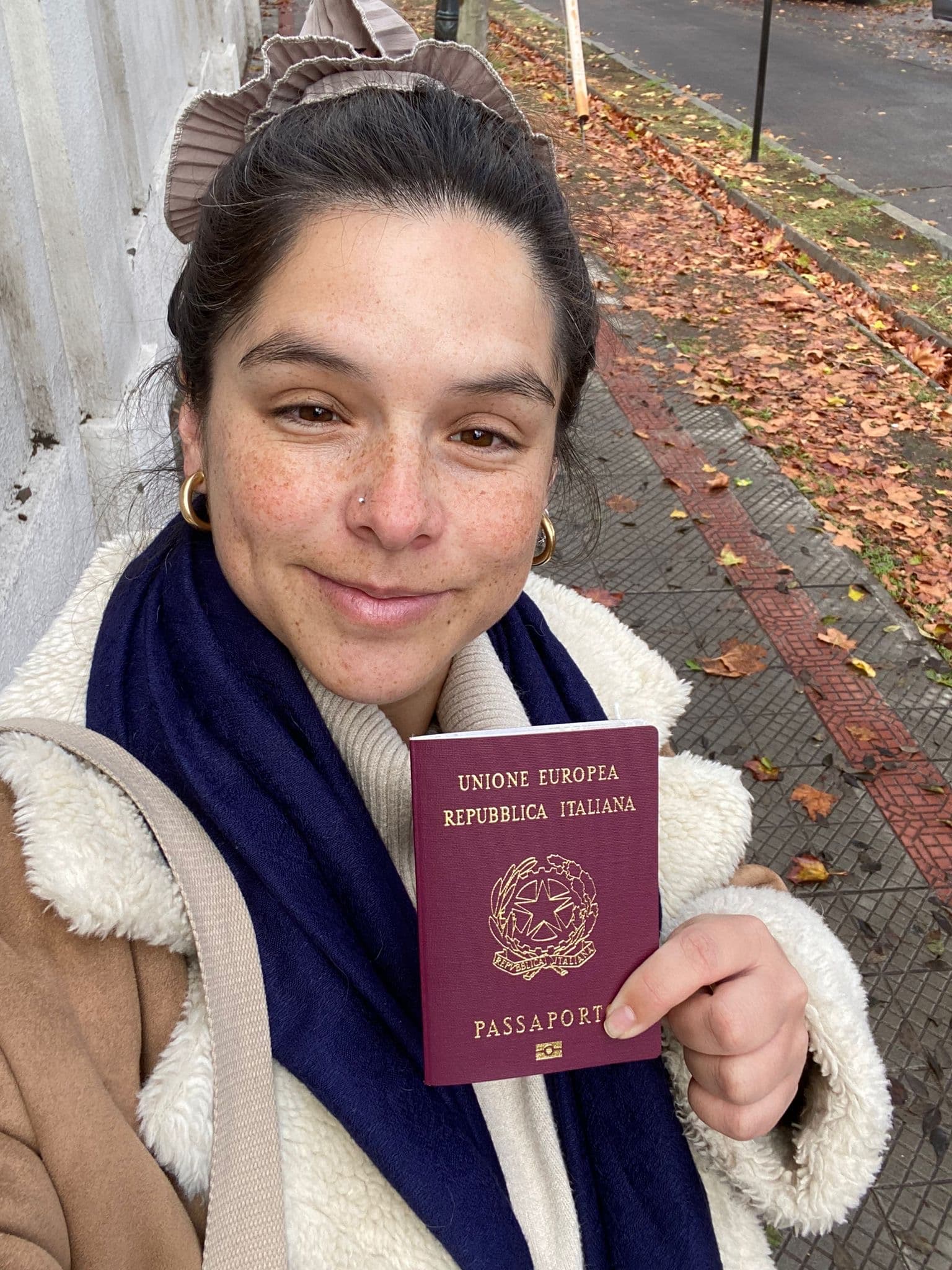 Catalina Terra López con su pasaporte italiano
