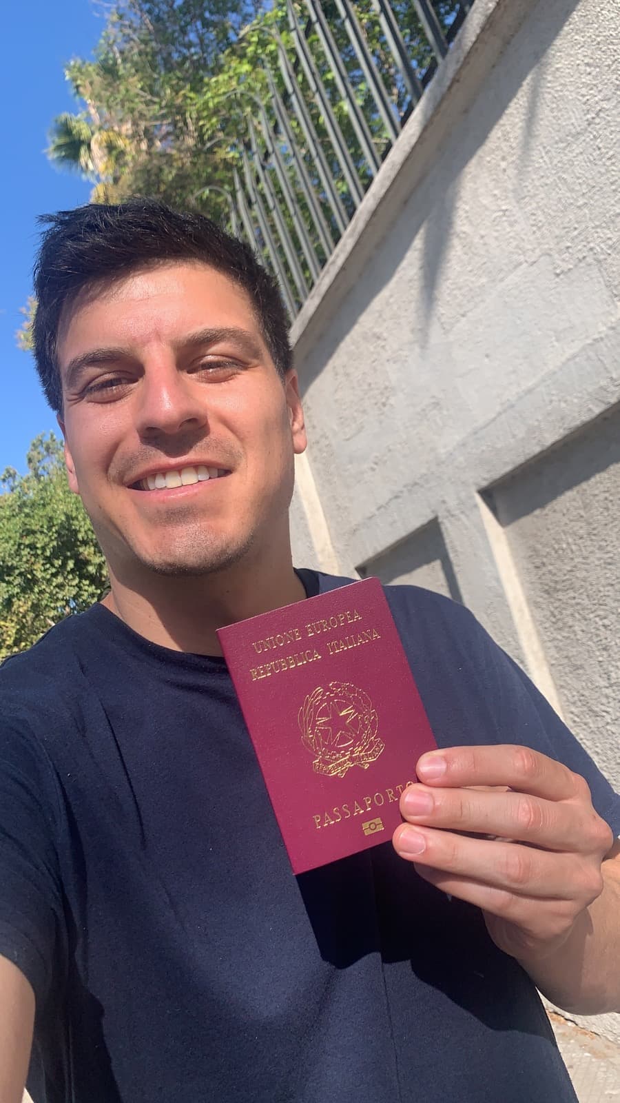 Nicolás Bertoni Bravo con su pasaporte italiano